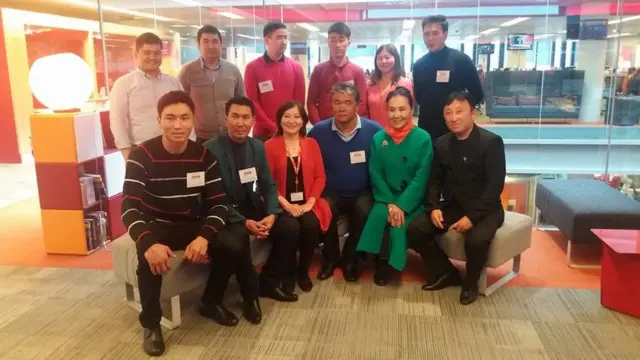 2016-жылы Лондонго Султан Раевдин "Суфлер" пьесасын коюп барган топ Би-Би-Си Кыргыз кызматынын жамааты менен.