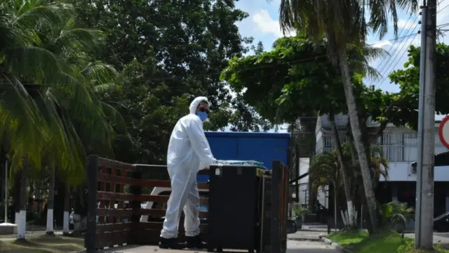 Trabajador del hospital de San Rafael en Leticia, Colombia