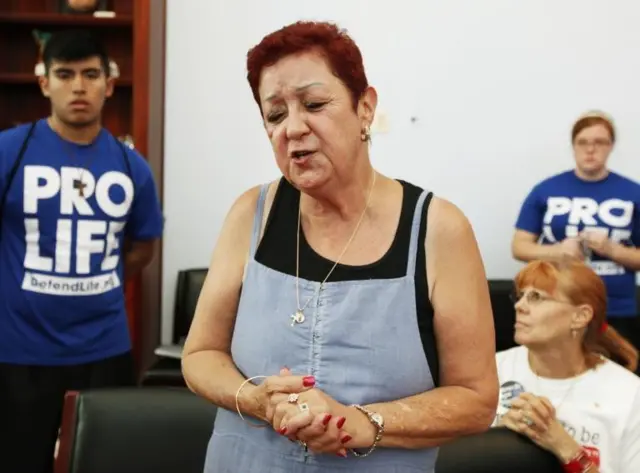 Norma McCorvey en una reunión con jóvenes con camisetas con las inscripciones "pro-vida".