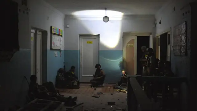 Бійці батальйону "Донбас" перечікують артилерійський обстріл