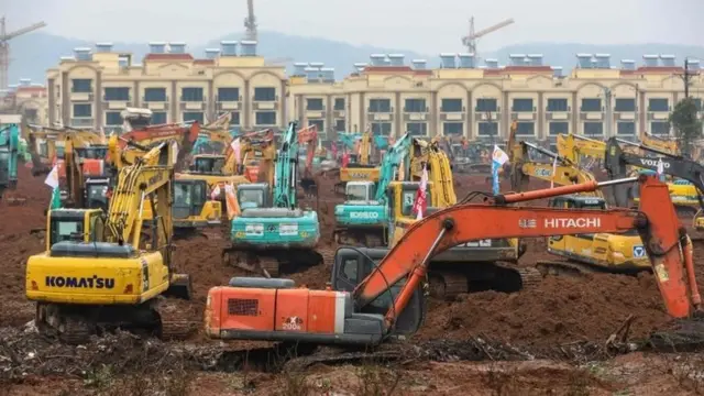 જેસીબી મશીન કામ કરી રહ્યા છે