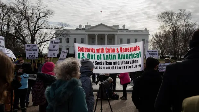 محتجون على الموقف الأمريكي يرفعون رايات الاحتجاج أمام البيت الأبيض