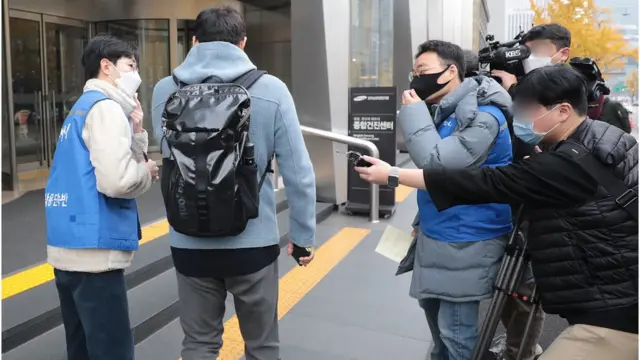 마스크 미착용 과태료 부과 첫날인 13일 오전 서울시 중구 서울시청역 인근에서 서울시 관계자들이 마스크 단속을 벌이고 있다