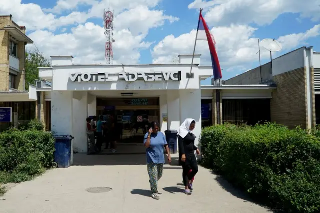 Entrada al motel-centro Adasevci, Serbia.
