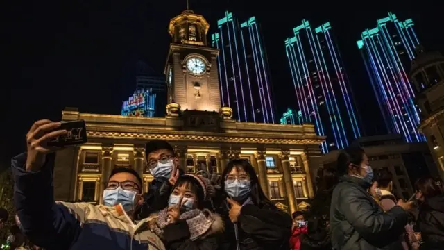 Celebraciones en la calle en Wuhan, China.