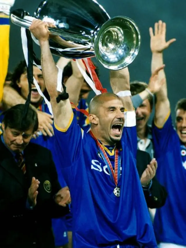 Gianluca Vialli levanta el trofeo de la Liga de Campeones.
