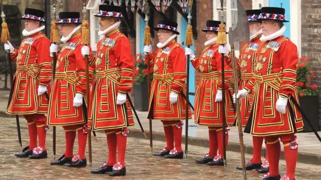 Біфітери в тюдорівській державній формі
