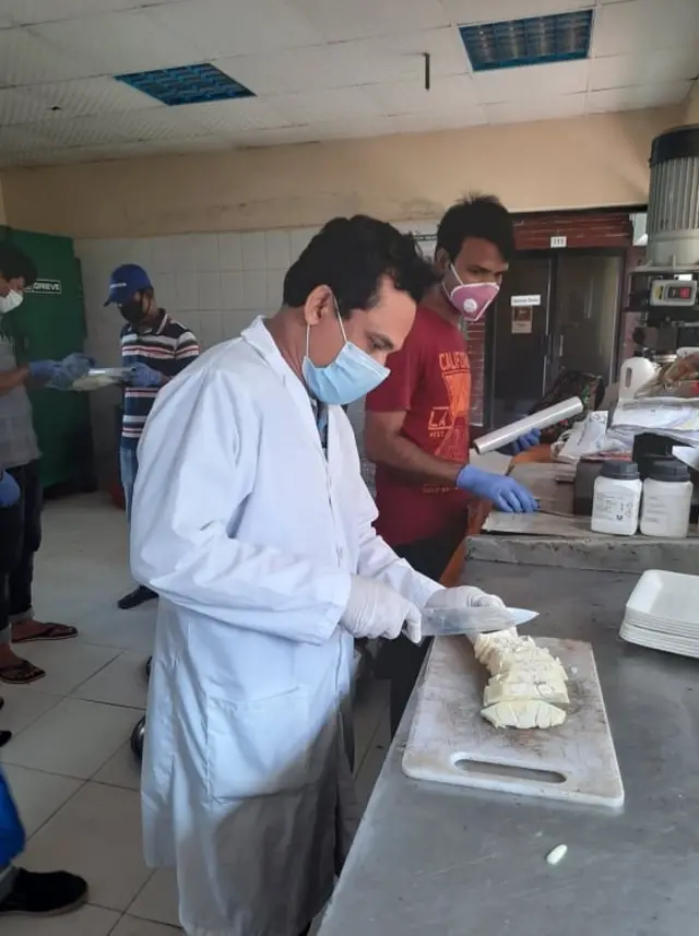 গবেষণাগারে কাঁঠাল প্রক্রিয়াজাতকরণের কাজ করছেন কৃষিবিদরা