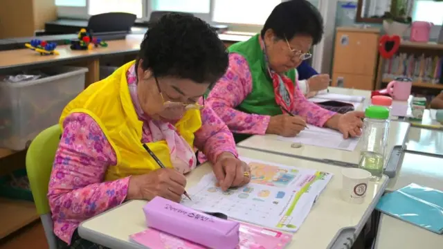 Park Young-ae (G) et Nam Yang-soon (D) font leur exercice en classe.