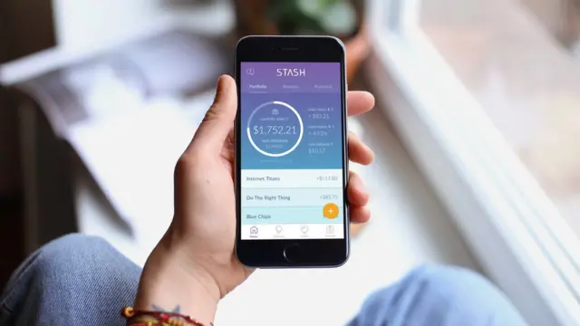 Una mano con un celular y la app