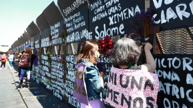 cerca instaladaroletinha betfrente ao Palácio Nacional do México