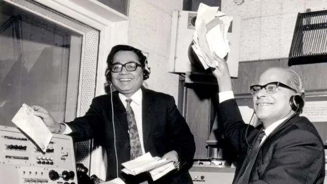 সেরাজুর রহমান এবং কমল বোস প্রীতিভাজনেসু রেকর্ডিং-এর এক মুহূর্তে।