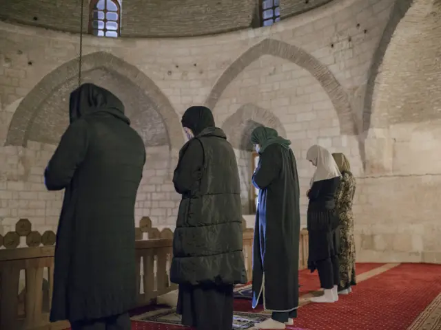 Utorak je prvi dan posta koji će trajati 30 dana i u kome se vernici „od zore do zalaska sunca uzdržavaju od jela, pića, telesnih zadovoljstava, kao i od grešnih misli i dela“.