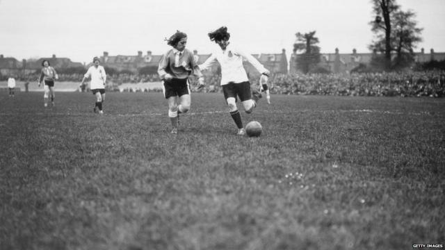 1920年，英國蘭開夏郡的女子足球俱樂部迪克，克爾女子足球俱樂部（Dick, Kerr's Ladies FC）