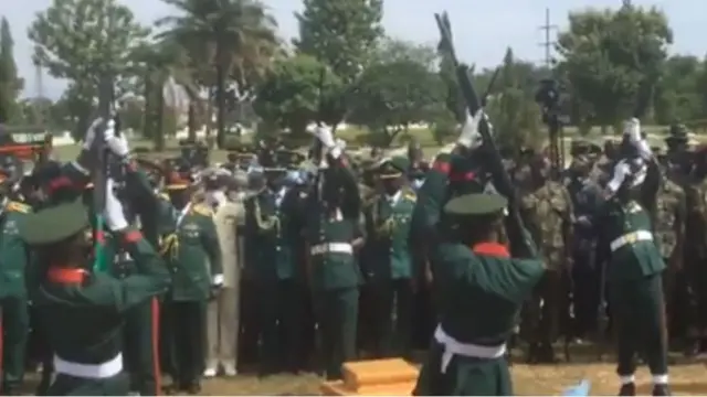 Bayii ni awọn ọmọ ogun ṣe fi ibọn yinyin dagbere fun awọn akẹẹgbẹ wọn to kú