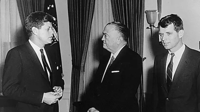 1961年,美國總統約翰·肯尼迪,聯邦調查局局長埃德加·胡佛和司法部長羅伯特·肯尼迪