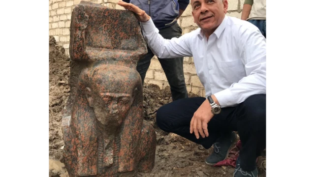مصر تكشف عن تمثال نادر للملك رمسيس الثاني