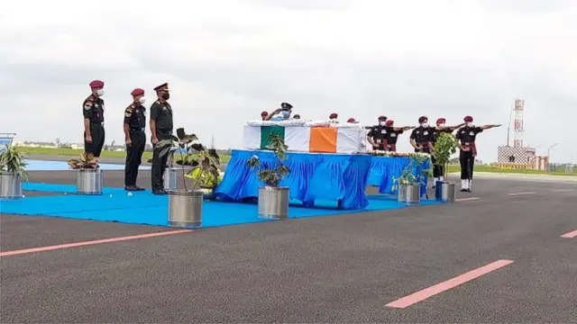 బెంగళూరు విమానాశ్రయంలో సైనిక వందనం