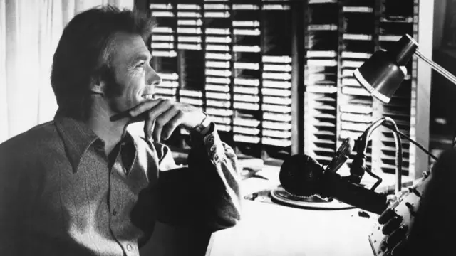 Клинт Иствуд – радио-диджей Дейв Гарвер в фильме "Сыграй для меня “Misty”"