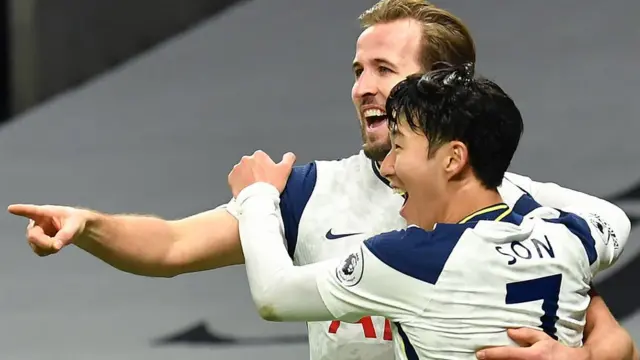 تاتنهام به دلیل تفاضل گل بهتر نسبت به لیورپول، صدرنشین لیگ برتر است