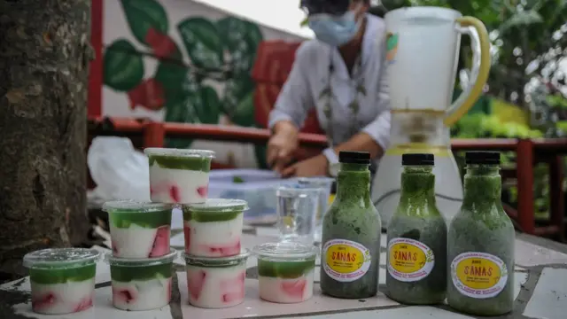 Warga mengolah sayuran sawi untuk dijadikan minuman dan makanan sehat dalam rangka Gerakan Peduli Stunting (Geulis) di Komplek Taman Rafflesia, Kiaracondong, Bandung Jawa Barat, Kamis (4/3/2021). Program Geulis yang dilakukan secara swadaya oleh warga dengan menyediakan makanan dan minuman sehat seperti jus sawi nanas, dan puding sawi untuk dibagikan secara gratis kepada anak usia dini guna mencegah stunting.