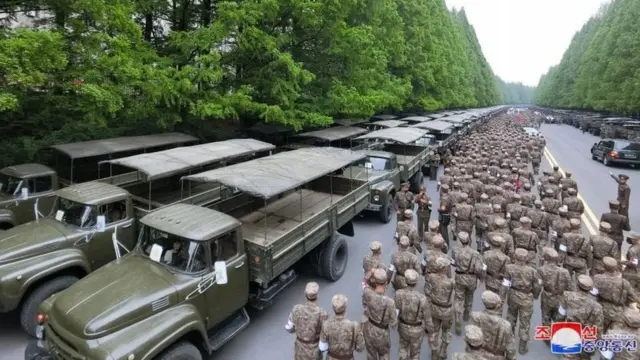 O exército foi mobilizado para distribuir seu estoqueestrela bet deposito pixremédios, como mostram as imagens da televisão da Coreia do Norte.