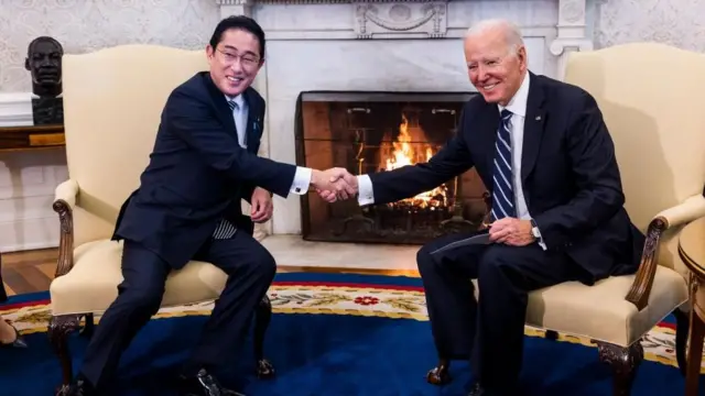 악수하는 조 바이든 미국 대통령과 기시다 후미오 일본 총리
