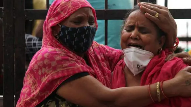 ગંગા નદીમાં શબ