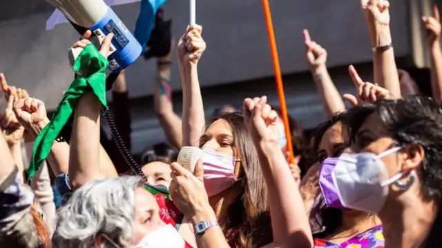 Irian Karamanos liderando protesta feminista
