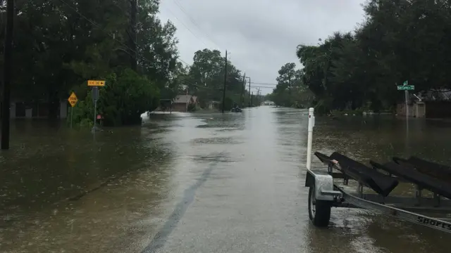 Las calles de Beaumont parecen ríos.