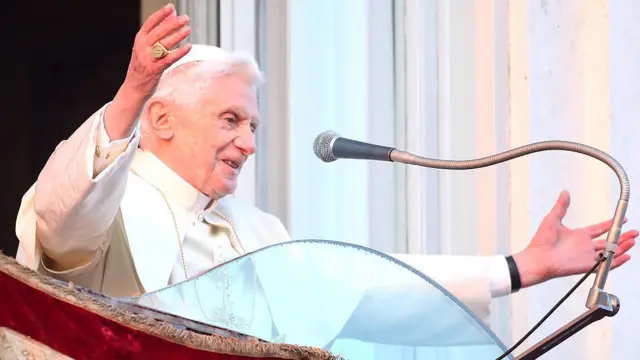 Paus Benediktus XVI melambai kepada para peziarah, untuk terakhir kalinya sebagai kepala Gereja Katolik, dari jendela Castel Gandolfo di mana beliau akan memulai masa pensiunnya pada 28 Februari 2013