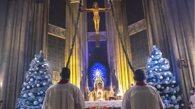 استنبول کے علاقے بیاگلو میں کرسمس کے موقع پر ایک دعائیہ تقریب کا منظر۔