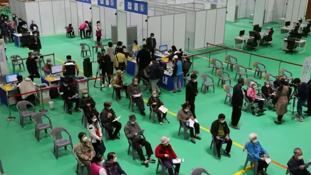 만 75세 이상 어르신들이 백신을 접종받은 후 이상반응 모니터링을 위해 대기하고 있다