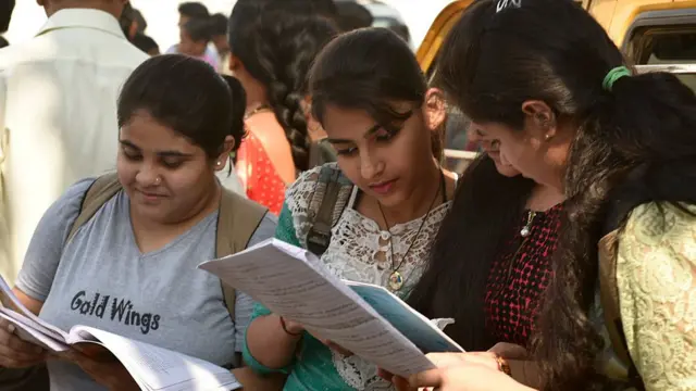 தேர்வுக்கு படிக்கும் மாணவர்கள்