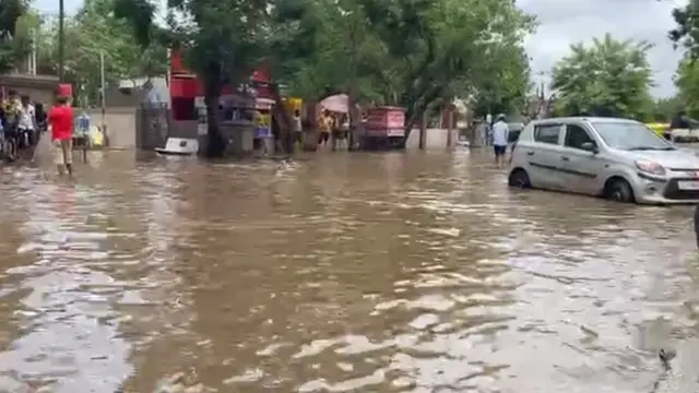 અમદાવાદમાં ભારે વરસાદથી રસ્તા પર પાણી ભરાઈ ગયાં હતાં