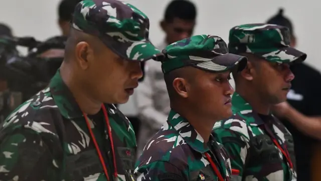 Pemuda TNI Mengamuk di Bank BRI Gowa dengan Senjata Panjang
