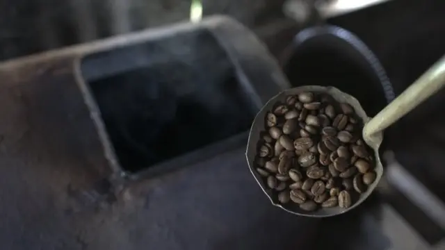 कॉफ़ी से कैफ़ीन निकालना