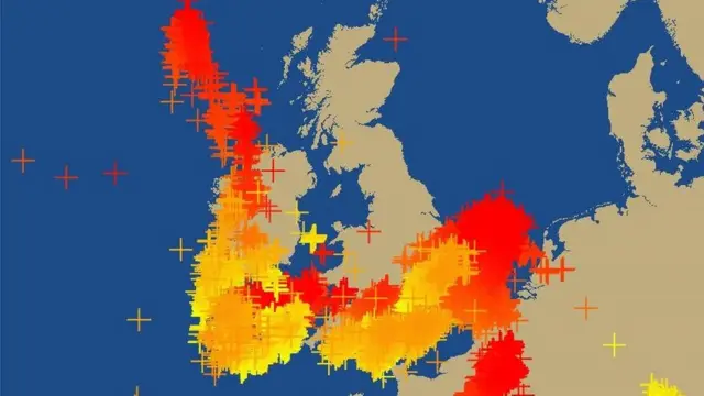 Погодный сайт BBC Weather разместил в соцсетях эту карту Британских островов, на которую нанесены все места, куда ударяли молнии в этот вечер.