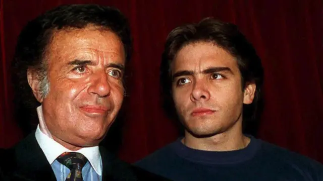 Carlos Menem junior (derecha) era piloto de automóviles, una afición que le heredó a su padre.