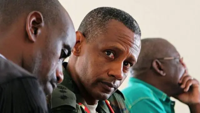 L'ancien chef de la garde présidentielle, Colonel Tom Byabagamba (C) a été condamné à 21 ans de prison.