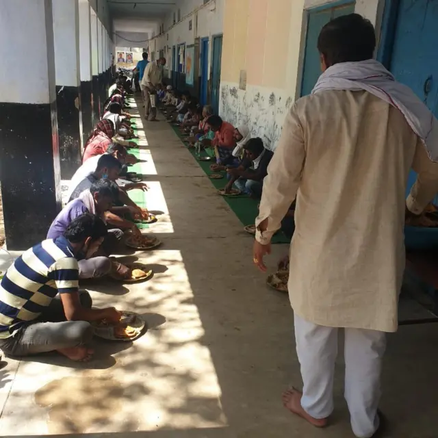 ਸ਼ਿਕੋਹਪੁਰ ਪਿੰਡ ਦੇ ਸਰਪੰਚ ਲਾਖਨ ਪਾਲ ਨੇ ਕਿਹਾ ਕਿ ਪਿੰਡ ਵਾਸੀ ਫ਼ਸੇ ਹੋਏ ਪ੍ਰਵਾਸੀ ਮਜ਼ਦੂਰਾਂ ਨੂੰ ਖਾਣਾ ਵੀ ਖਵਾ ਰਹੇ ਹਨ