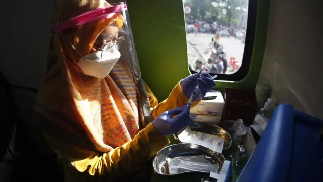 Petugas medis bersiap menyuntikkan vaksin booster pada warga saat pelaksanaan layanan Mobil Keliling Vaksinasi COVID-19 di kawasan Ngarsopuro, Solo, Jawa Tengah, Minggu (15/05)