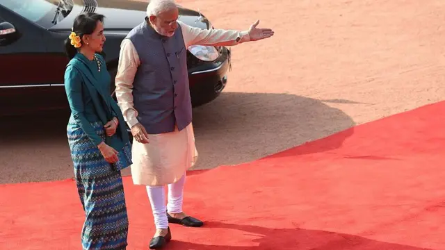 आंग सान सू ची के साथ प्रधानमंत्री नरेंद्र मोदी