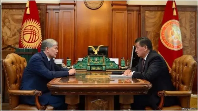 КСДП курултайынын алдында экс-президент Алмазбек Атамбаев менен президент Сооронбай Жээнбеков жолукканы жөнүндө маалымат чыкты.