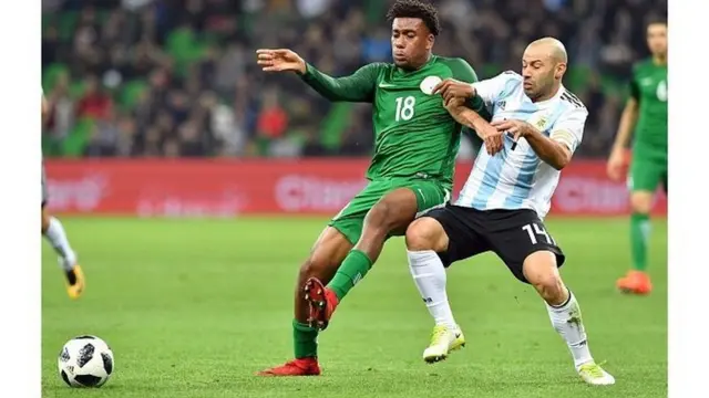 Alex Iwobi wọ̀ yáàjà pẹ̀lú Javier Mascherano