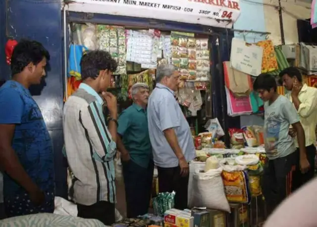 దుకాణం వద్ద మనోహర్ పారికర్