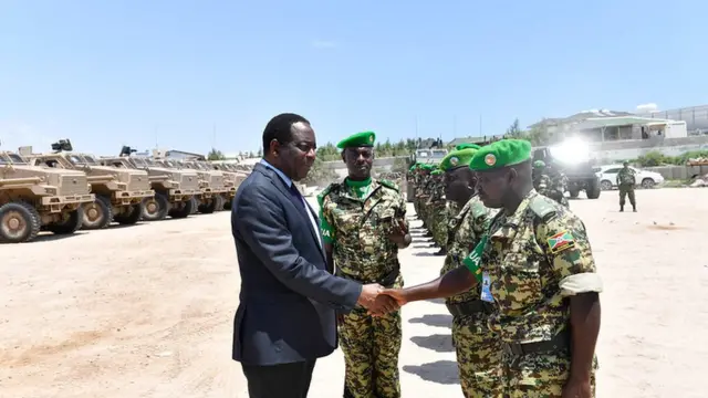 Intumwa idasanzwe ya AU muri Somalia isuhuzanya n'ingabo z'u Burundi ziri mu butumwa bwa AMISOM