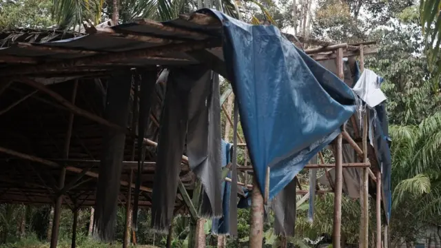 Kondisi atap terpal tenda yang menjadi jemaat GKPPD Desa Siompin Kecamatan Suro Kab, Aceh Singkil, kini mulai compang-camping