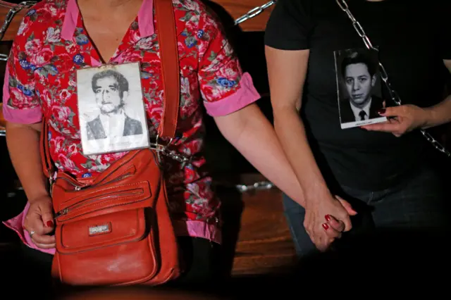 کنش‌گران حقوق بشر گفته‌اند درخواست عفو این زندانی‌ها، یک ادای پوچ بوده است