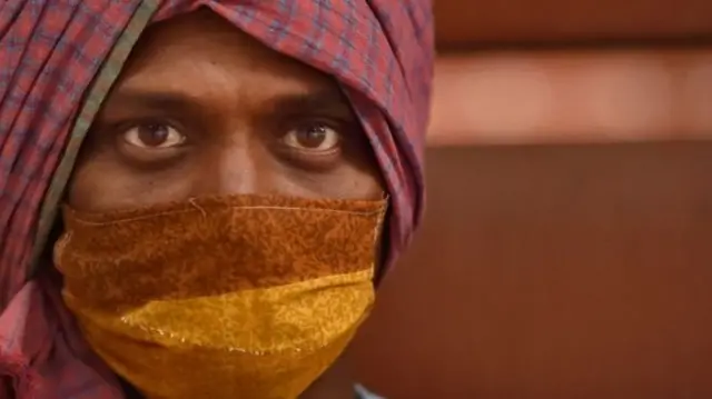 கொரோனா வைரஸ்: நெடுந்தூர பயணம், அதீத சோர்வு, சாலை விபத்துகள் - உயிரிழக்கும் தொழிலாளர்கள்